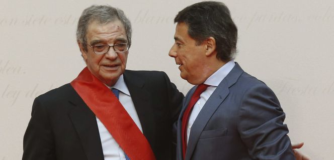 El presidente de Telefónica, César Alierta (i), recibe la Gran Cruz de la Orden del Dos de Mayo de manos del presidente de la Comunidad de Madrid, Ignacio González (d), durante el acto central de la Festividad del Dos de Mayo, Día de la Comunidad de Madrid, celebrado hoy en la Real Casa de Correos.
