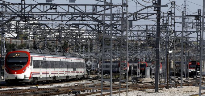 Un tren de Renfe en la estación de Chamartín.