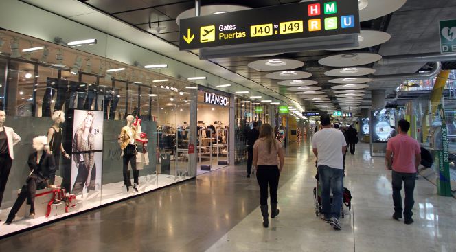 Zona comercial del aeropuerto madrileño de Barajas junto al camino que lleva a los viajeros hacia sus puertas de embarque.