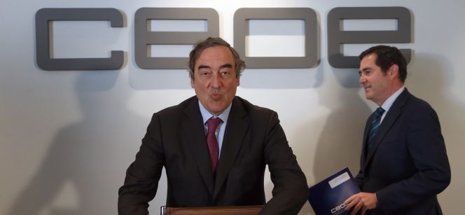 Juan Rosell, presidente de CEOE, en el centro, junto al presidente de Cepyme, Antonio Garamendi.
