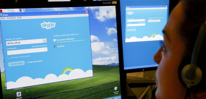 Una persona utilizando la aplicación de Skype en un ordenador.
