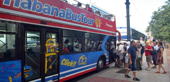 Turistas abordan un autobús turístico en una calle de La Habana (Cuba).