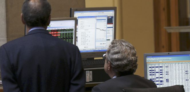 Inversores consultan los monitores en el parqué madrileño. Suponemos.