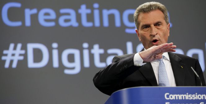 El comisario europeo para Economía y Sociedad Digital, Guenther Oettinger, ofrece una rueda de prensa sobre estrategia de mercado único digital en la sede de la Comisión Europea en Bruselas (Bélgica).