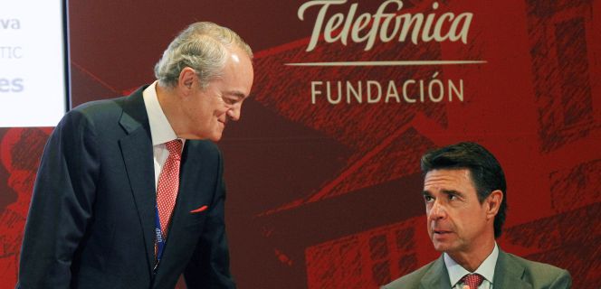 El ministro de Industria, José Manuel Soria, junto al presidente de Ametic, José Manuel de la Riva, durante el último encuentro de las telecos en Santander.