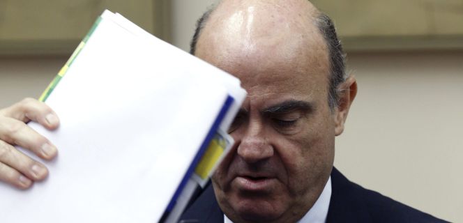 El ministro de Economía, Luis de Guindos, momentos antes de su última comparecencia en el Congreso de los Diputados.