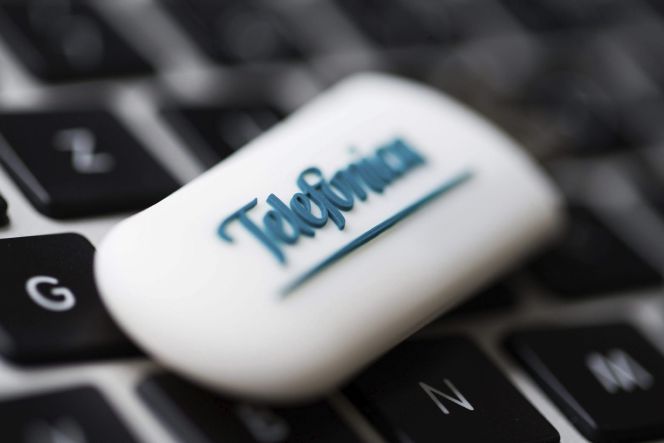 Detalle de una memoria USB con el logotipo de telefónica. EFEArchivo