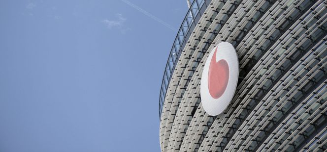 Detalle de la fachada de una sede de Vodafone.