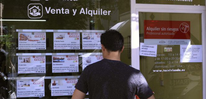 Vista de un escaparate de una inmobiliaria en Madrid, con anuncios de pisos en venta.
