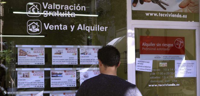 Vista de un escaparate de una inmobiliaria en Madrid, con anuncios de pisos en venta. EFEArchivo