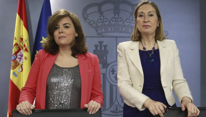 La vicepresidenta del Gobierno, Soraya Sáenz de Santamaría (i), y la ministra de Fomento, Ana Pastor, durante la rueda de prensa posterior al Consejo de Ministros que se ha celebrado hoy en Madrid.