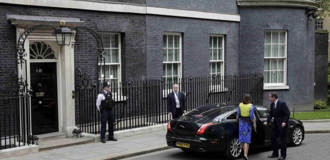 David Cameron y su esposa abandonan el número 10 de Downing Street para encontrarse con la Reina Isabel en Buckingham.