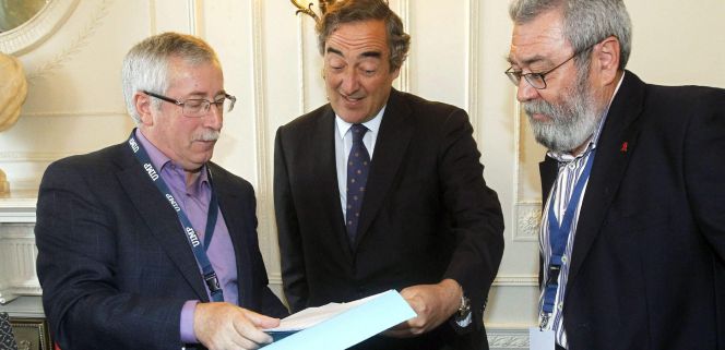 Los secretarios generales de CC.OO, Ignacio Fernández Toxo (i), y UGT, Candido Méndez, conversan con el presidente de la CEOE, Juan Rosell (c). EFEArchivo