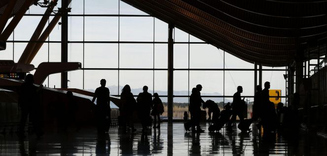 Varias personas atraviesan la terminal T 4 del Aeropuerto Adolfo Suárez-Madrid Barajas en Madrid.