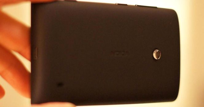 Uso lente para convertir teléfono en microscopio