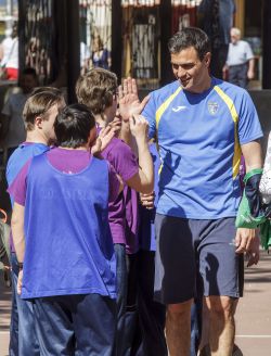 El secretario general del PSOE, Pedro Sánchez, jugó un partido de baloncesto con miembros del Centro Estela, hoy en su visita a Burgos. EFESanti Otero
