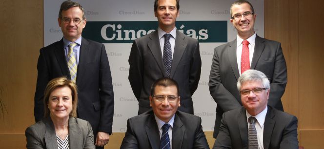 De pie, de izquierda a derecha: Ricardo Fontecha, de Ferrovial Agroman; Carlos Milans del Bosh, de BBVA; Fernando García Canales, de Deloitte. Sentados, de izquierda a derecha: Alicia Revenga, de Seopan; Yaco Rosas Romero, de ProInversión y Bernardo Muñoz, de la Embajada de Perú.
