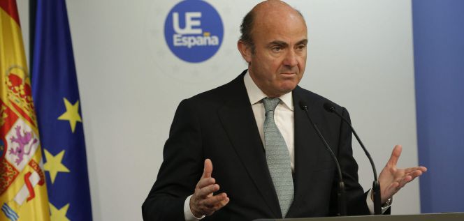 El ministro español de Economía, Luis de Guindos, comparece en rueda de prensa tras la reunión del Consejo de ministros de Economía y Finanzas de la Unión Europea (UE), el Ecofin, en la sede del Consejo en Bruselas, Bélgica, hoy, 12 de mayo de 2015.