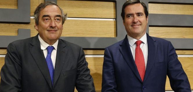 El presidente de la CEOE, Juan Rosell (i), y el de Cepyme, Antonio Garamendi, ofrecen una rueda de prensa para informar de los asuntos tratados en la Junta Directiva de la patronal celebrada esta mañana, entre ellos, el principio de Acuerdo para el Empleo y la Negociación Colectiva alcanzado con los sindicatos.