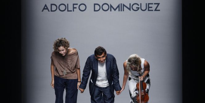 Adolfo Domínguez (centro), tras un desfile.