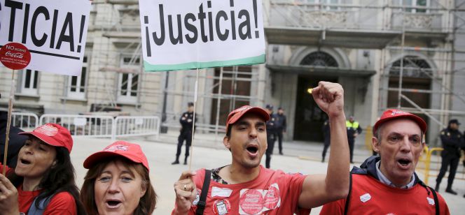 Protesta de trabajadores de Coca-Cola Iberian Partner ante el Supremo.