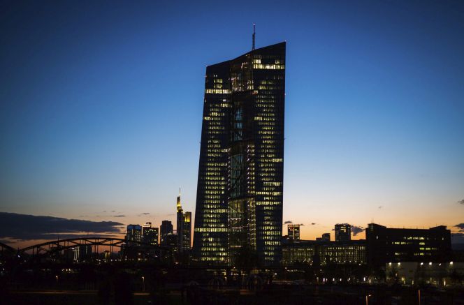 La sede del Banco Central Europeo (BCE) al atardecer, en Fráncfort (Alemania)