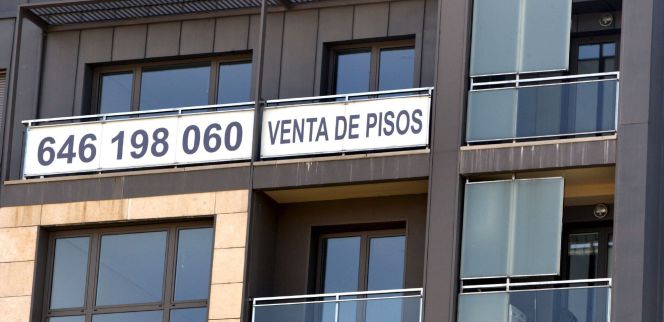 Un cartel de venta de pisos.