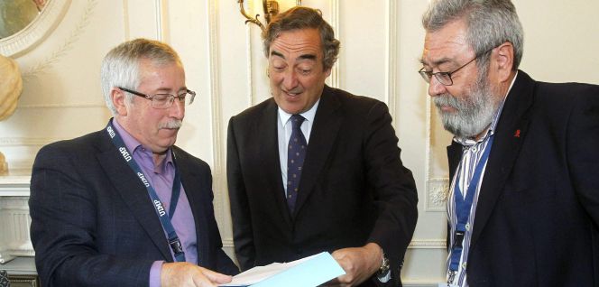 Los secretarios generales de CC.OO, Ignacio Fernández Toxo (i), y UGT, Candido Méndez, conversan con el presidente de la CEOE, Juan Rosell (c). EFEArchivo