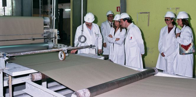 Trabajadores en una fábrica de Uralita.
