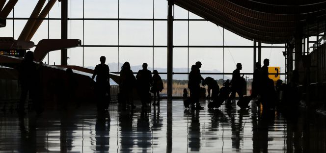 Varias personas atraviesan la terminal T 4 del Aeropuerto Adolfo Suárez-Madrid Barajas en Madrid. EFEArchivo