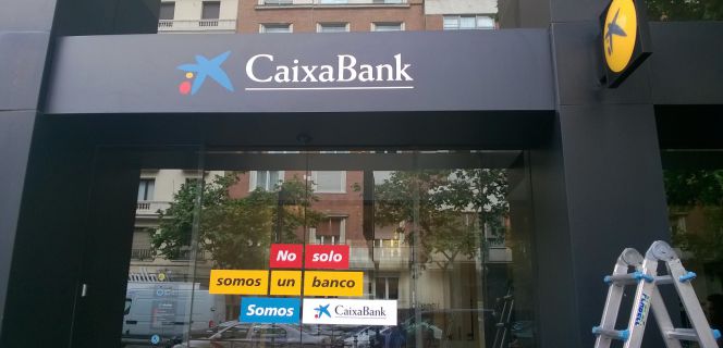 Una de las antiguas oficinas de Barclays en Madrid, reconvertida ya en sucursal de CaixaBank.