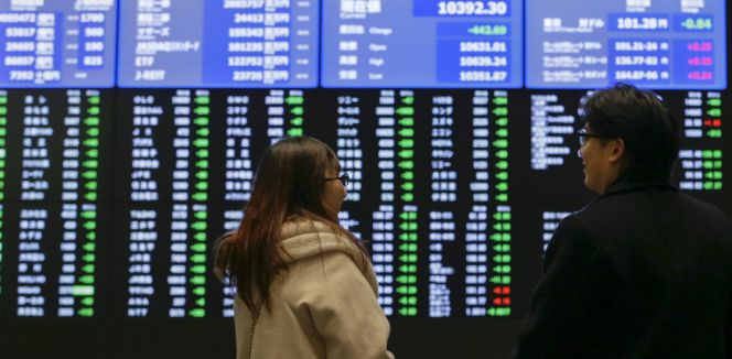 Visitantes a la Bolsa de Tokio.