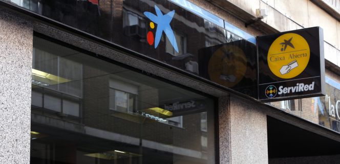 Fachada de una sucursal de La Caixa en Madrid.rn EFEArchivo