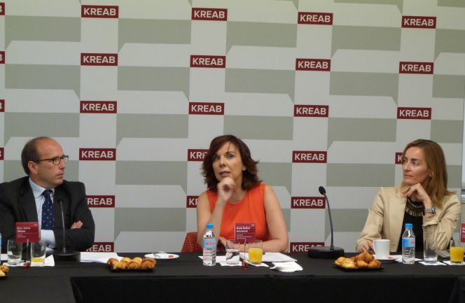 Jaime Olmos, socio de public affairs de Kreab; Esther Arizmendi, presidenta del Consejo de Transparencia, y Carmen Basagoiti, socia del área financiera de Kreab, durante un desayuno informativo la semana pasada en Madrid.