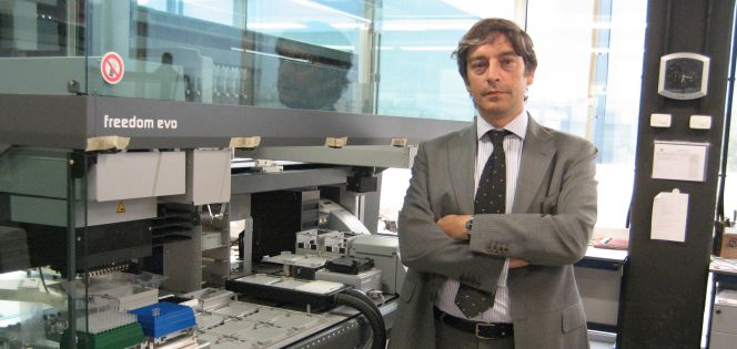 Carlos Buesa, consejero delegado de Oryzon Genomics, en sus laboratorios de Cornellà (Barcelona).
