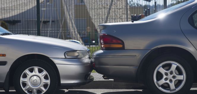 Golpe trasero en un aparcamiento en línea.