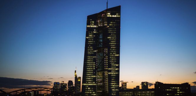 La sede del Banco Central Europeo (BCE) al atardecer, en Fráncfort (Alemania).