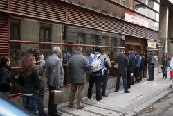 Cola en el exterior de una oficina de empleo en Madrid.