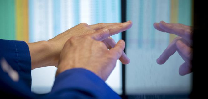 Traders de cuidada manicura en el NYSE.