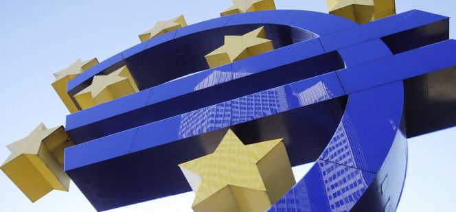 Logotipo del euro frente a la sede del BCE