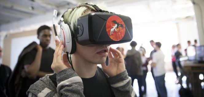 Una persona prueba el casco Oculus, uno de los proyectos emblemáticos de Kickstarter.