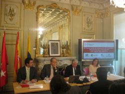 De izquierda a derecha: Juan Camilo Beltrán, Fernando Carrillo Flores, Arturo Fernández y Consuelo Ordoñes de Rincón, en la Cámara de Comercio de Madrid.