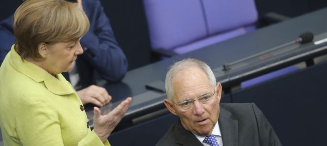 La canciller alemana, Angela Merkel y su ministro de Finanzas, Wolfgang Schaeuble hablan en el Bundestag en Berlín