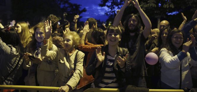 Simpatizantes de Ahora Madrid siguen los resultados electorales en la Cuesta de Moyano, en Madrid.