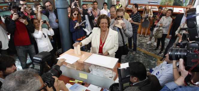 La alcaldesa de Valencia y candidata a la reelección, Rita Barberá,votando en su colegio electoral.