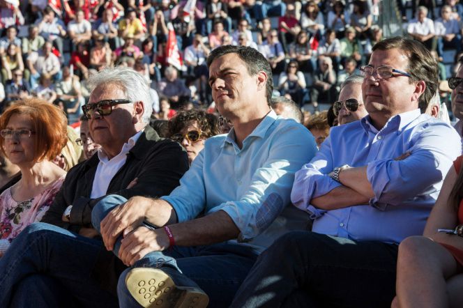 Guillermo Fernández Vara, candidato del PSOE a la Junta de Extremadura, durante un mitin junto a Pedro Sánchez y Felipe González.