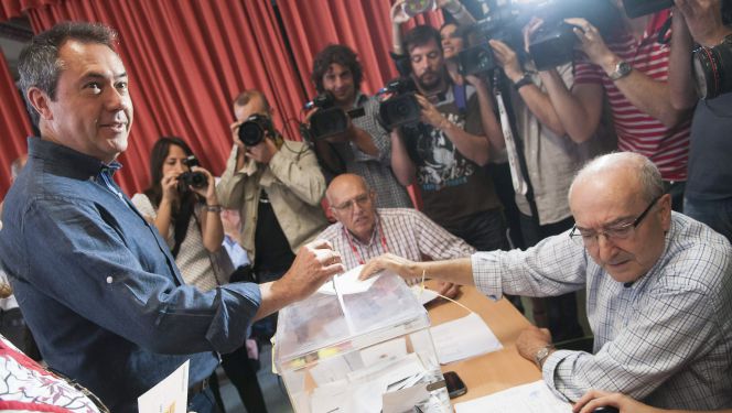 El candidato socialista a la Alcaldía de Sevilla, Juan Espadas (i), hace declaraciones a la prensa tras haber depositado su voto en el CEIP Calvo Sotelo de Sevilla. EFERaúl Caro
