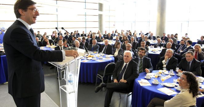 El presidente de Bankia, José Ignacio Goirigolzarri, en conferencia sobre "La adaptación del sistema financiero español al nuevo entorno. La experiencia de Bankia" en el marco del Encuentro Deusto Business Alumni.
