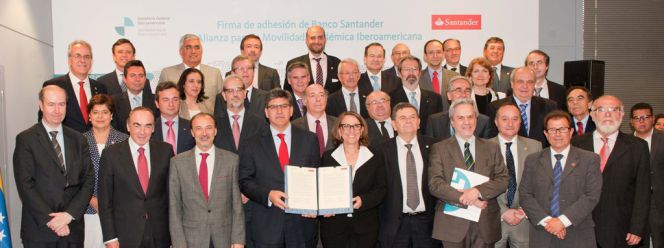 El consejero delegado de Banco Santander, José Antonio Álvarez, con Rebeca Grynspan, secretaria general iberoamericana (en el centro), con el documento de adhesión.
