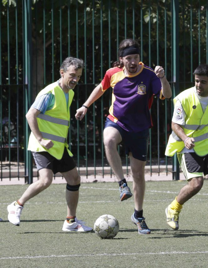 El secretario general de Podemos, Pablo Iglesias y el candidato de esta formación a la Comunidad de Madrid, José Manuel López, juegan un partido de fútbol, organizado por el equipo de campaña de la formación en la jornada de reflexión. EFE